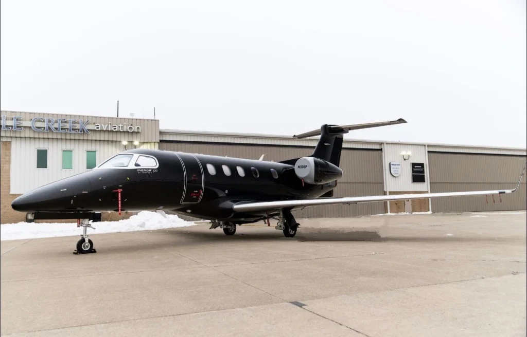 Embraer Phenom 300 exterior profile